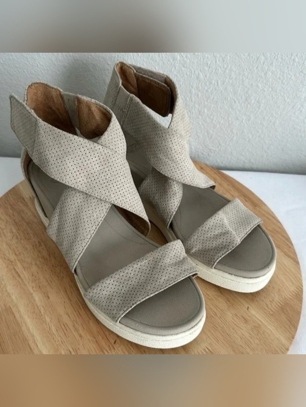 Dr. Scholl's women's comfort sandals in beige/light gray perforated suede S 8.5 - Picture 4 of 5